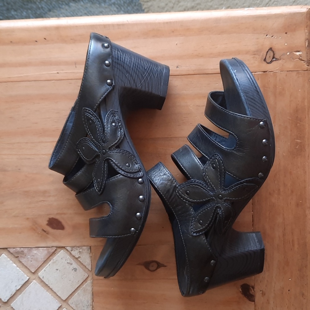 Dansko sandals size 39 genuine leather worn once . Fit like 8.5 imo